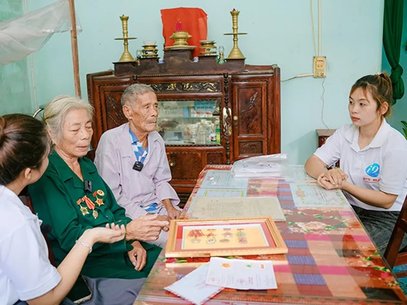 Vận động viên bóng bàn đang giao bóng